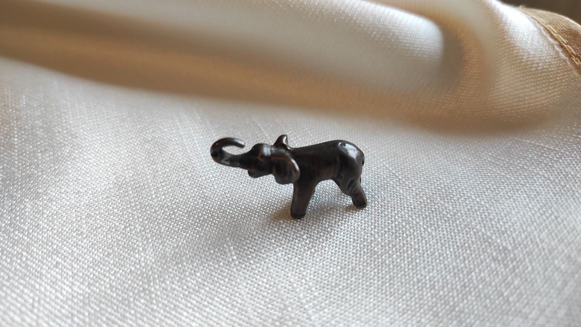Miniaturowa Figurka Słonia z podniesioną trąbą