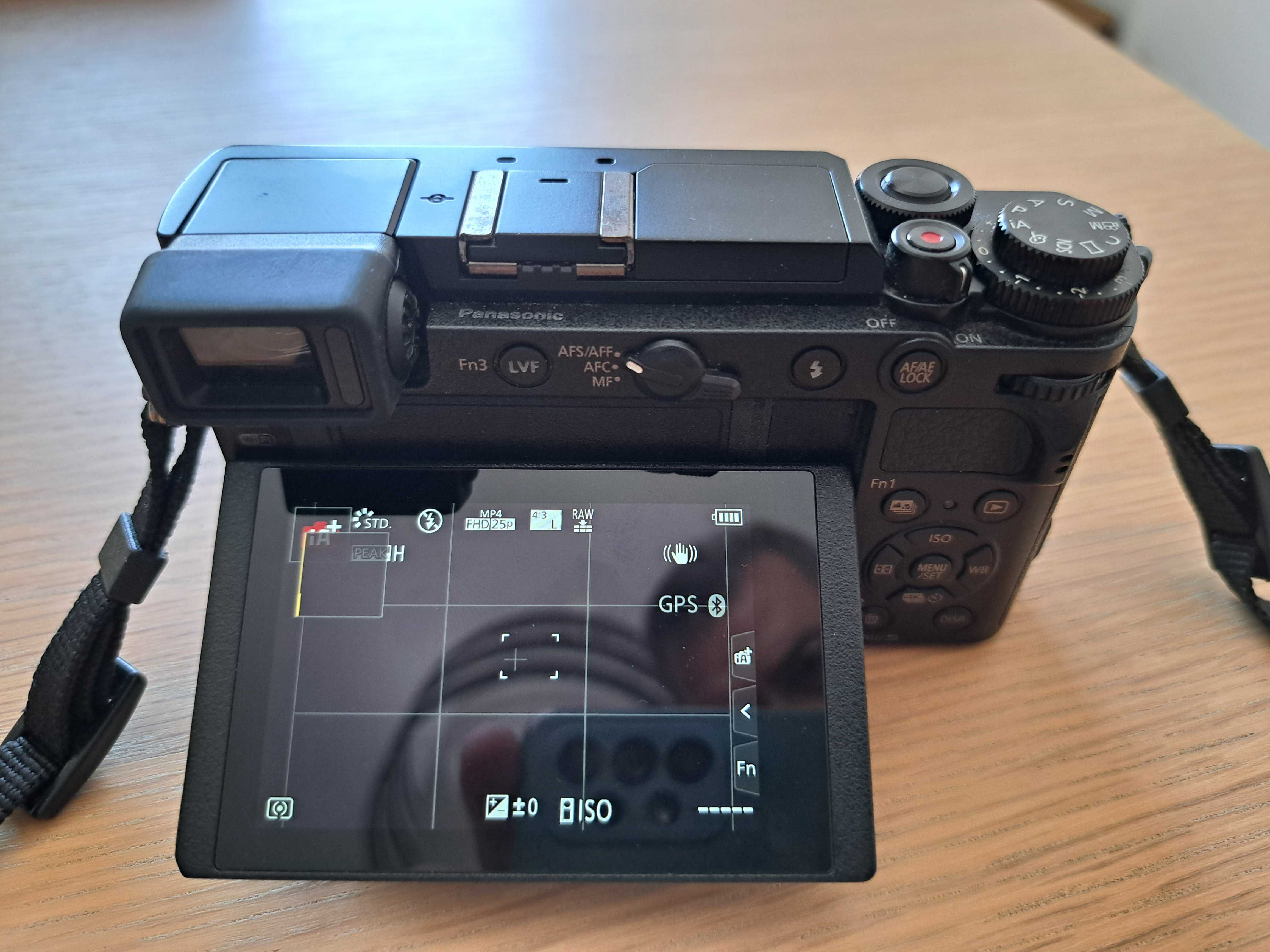 Panasonic Lumix DC-GX9 na caixa com carregador e duas baterias extra