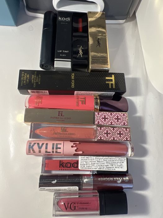 Продам (вышели сроки)   ЦЕНА За  ЛОТ  помада , блеск и тушь 600 грн