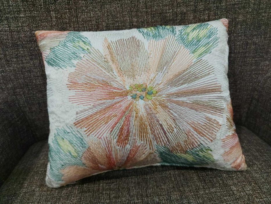 Almofada decorativa c/ flor bordada 34 x 26 cm
