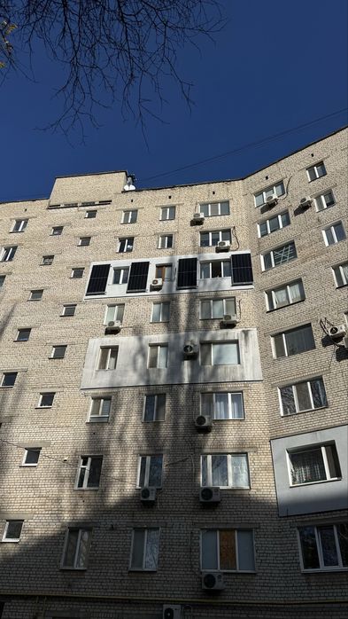 Монтаж солнечных панелей на фасаде и на крышах дома Высотные работы