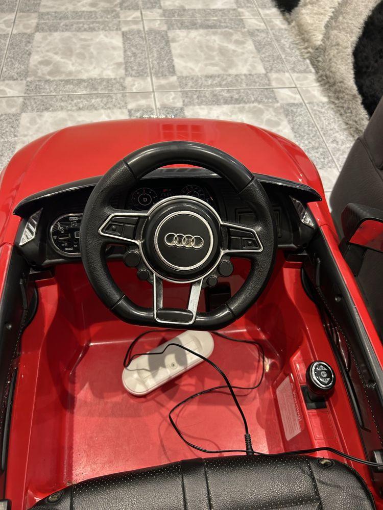 Audi R8 a bateria com comando a distancia e radio