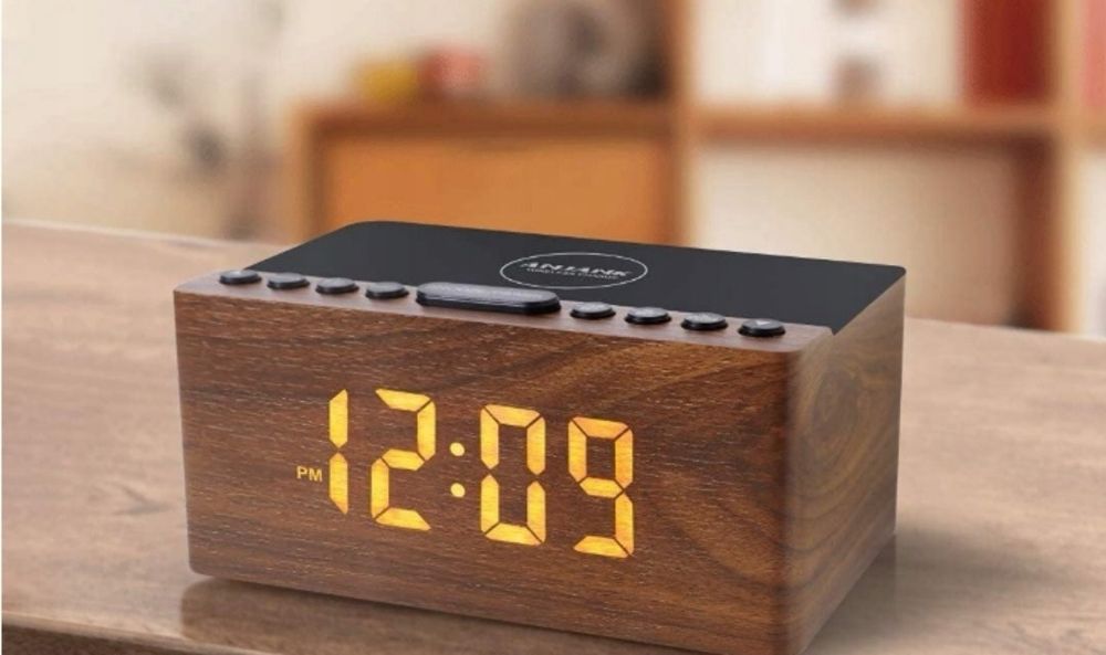 Stylowy drewniany budzik z radiem i ładowarką indukcyjną ANJANK AC190