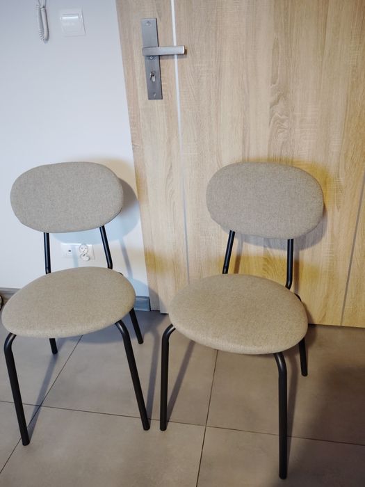 2 krzesła, cena podana za 2 sztuki.