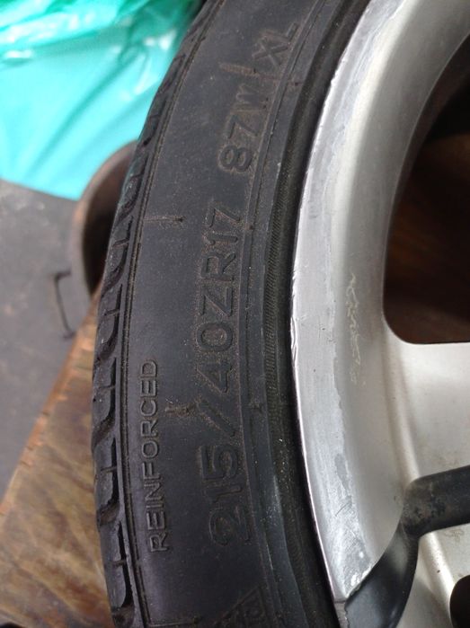 Jantes com pneu com algum piso