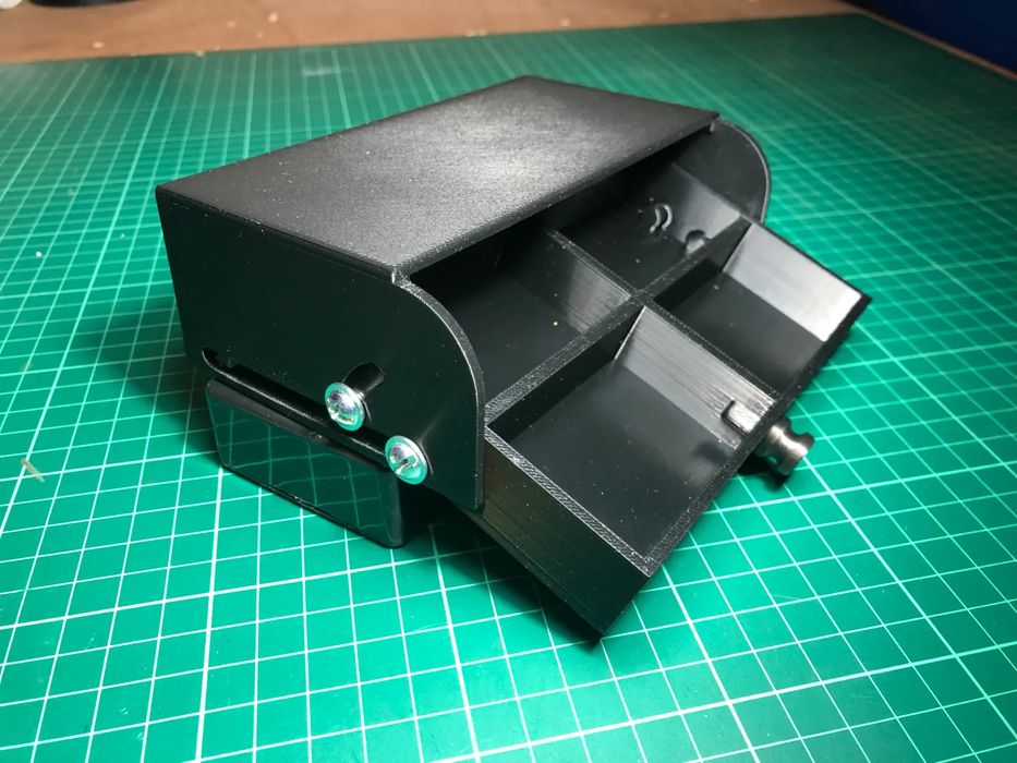 Caixa basculante para arrumação com prateleira