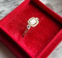 Złoty pierścionek z brylantem 1,01ct + 63 brylanty (0,72ct)