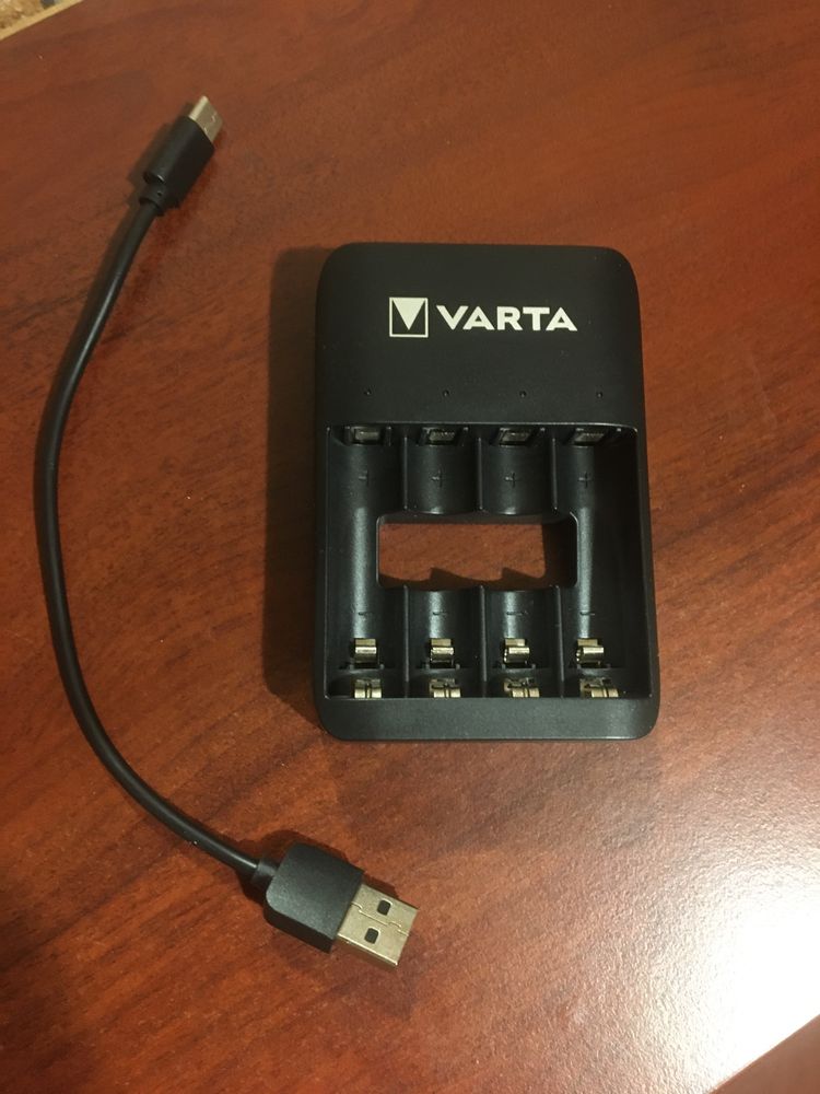 Зарядное устройство Varta + 4 АА аккумулятора