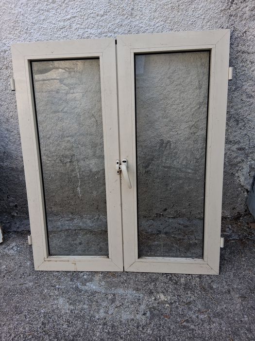 Porta de entrada e 3 janelas