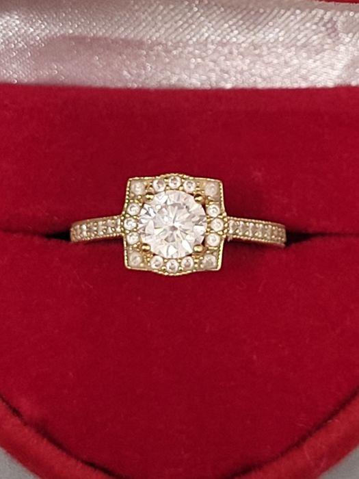 Elegancki, bogato zdobiony pierścionek zaręczynowy