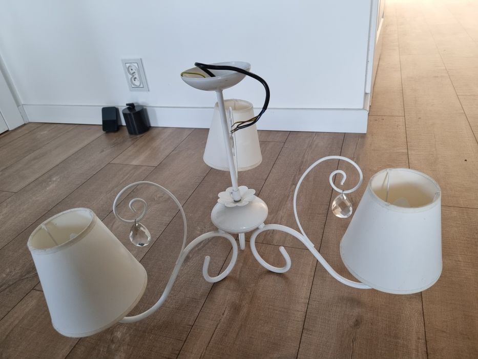 Biała lampa żyrandol dla księżniczki z krysztalkami