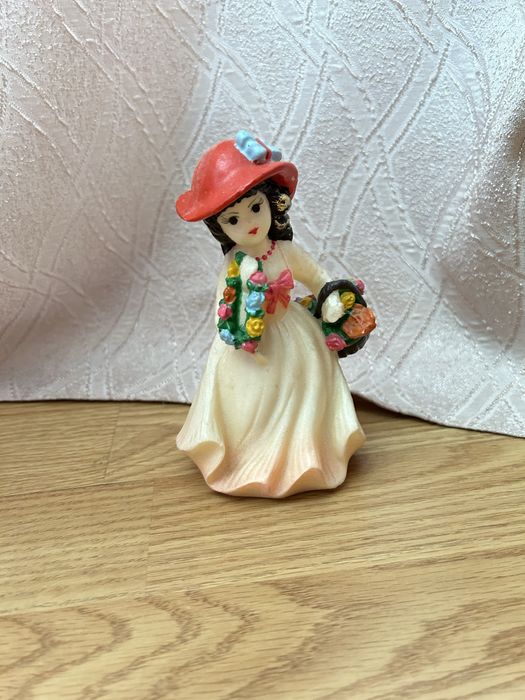 Фарфорова статуетка «червона шапочка»