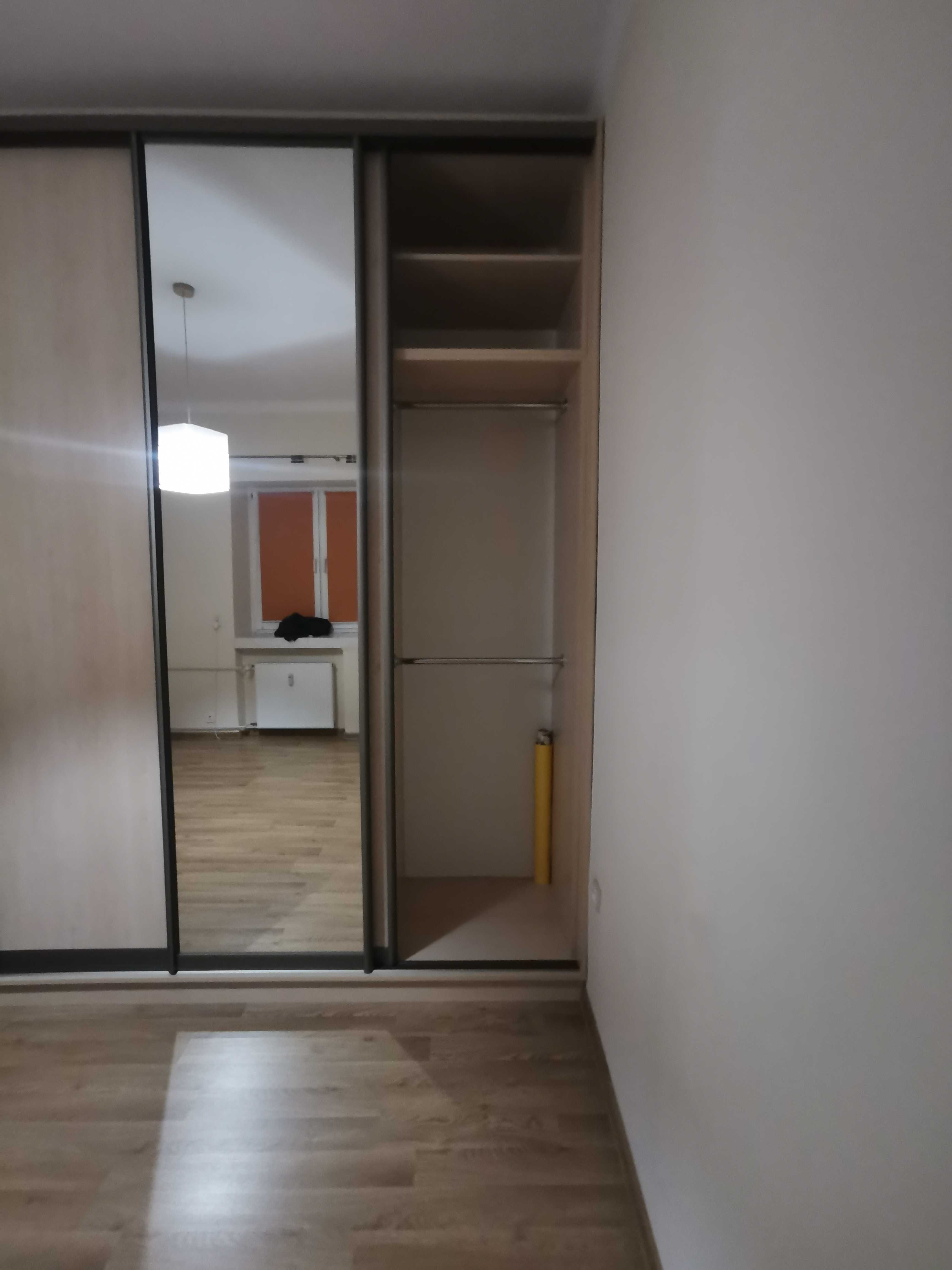 Szafa typu pax z lustrem