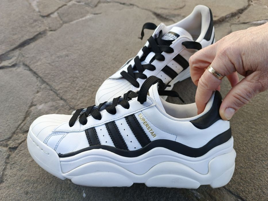 Кросівки біли жіночі .