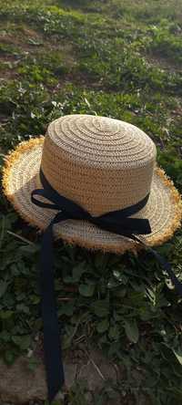 Соломенная шляпа канотье с чёрной лентой
