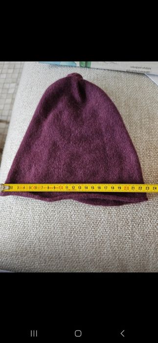 Bordowa czapka z kaszmiru.