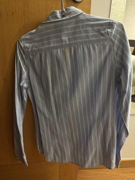 Camisa azul as riscas