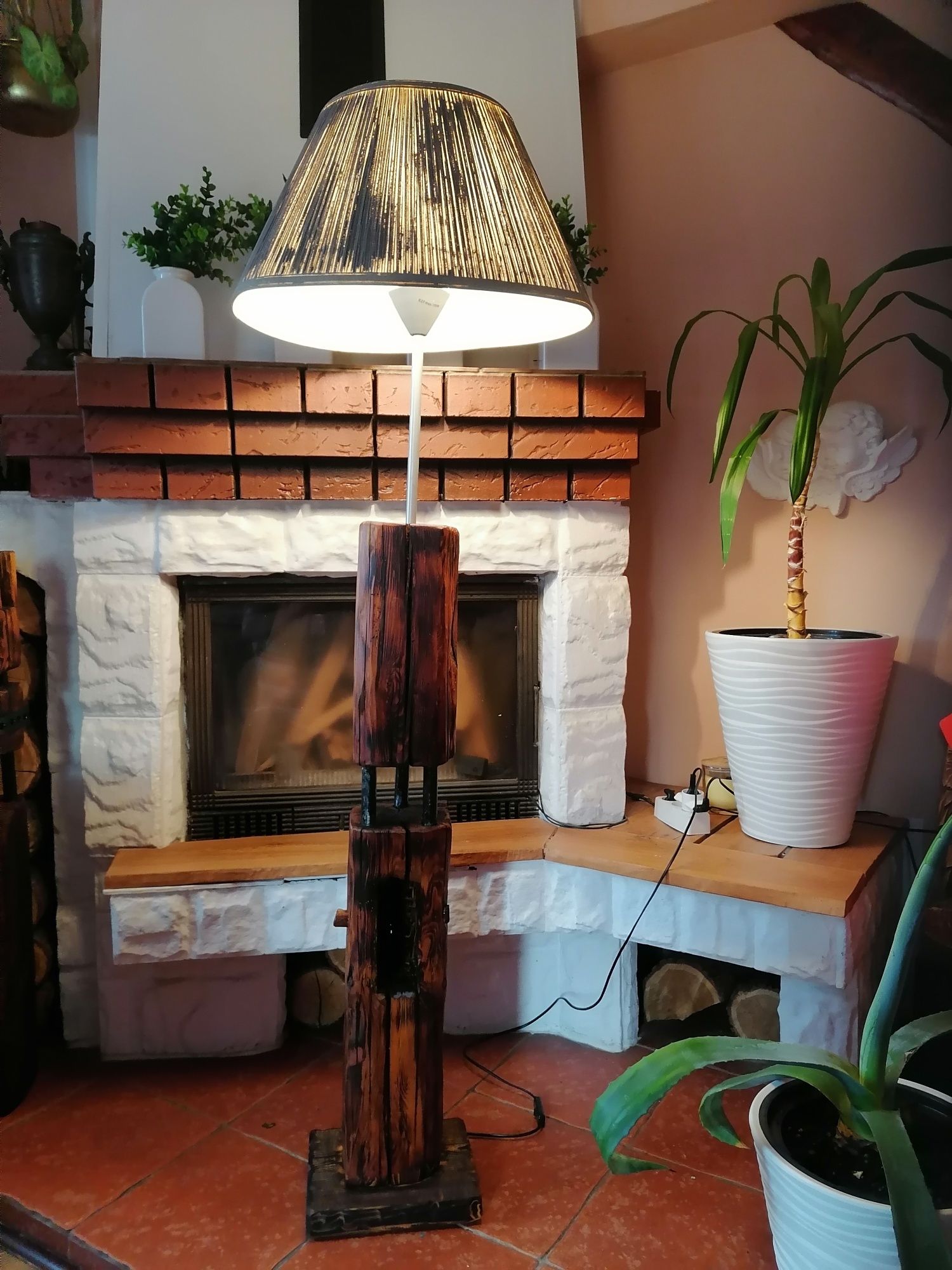 Lampa z belki stojąc