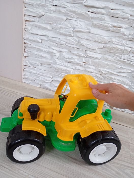 Duży traktor plastik