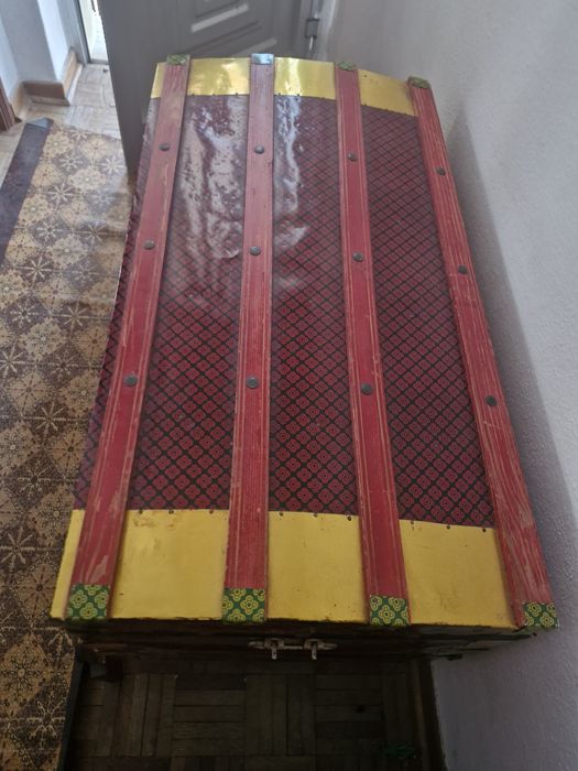 Arca lacada a metal vintage