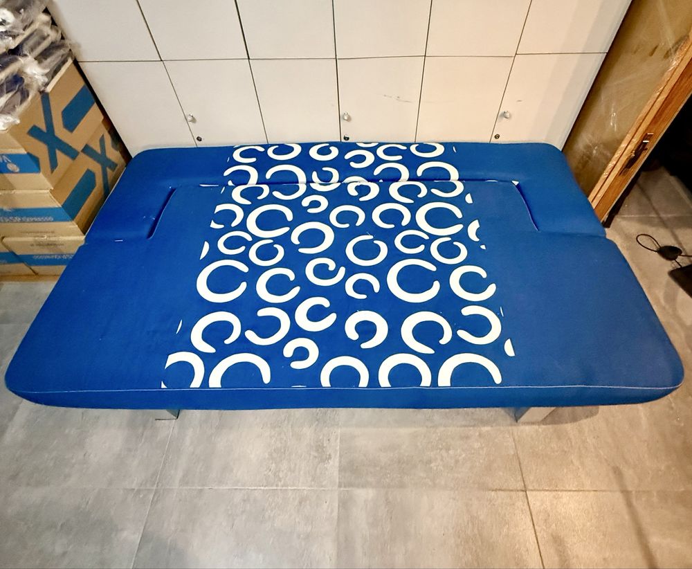 Sofá cama azul e trama em branco