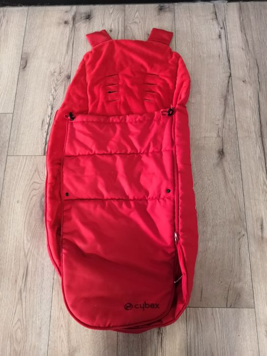 Śpiworek do wozka firmy cybex czerwony.