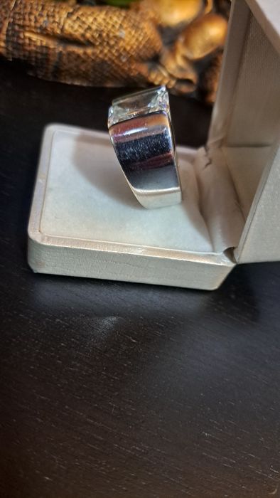 Anel vistoso em prata contrastada.