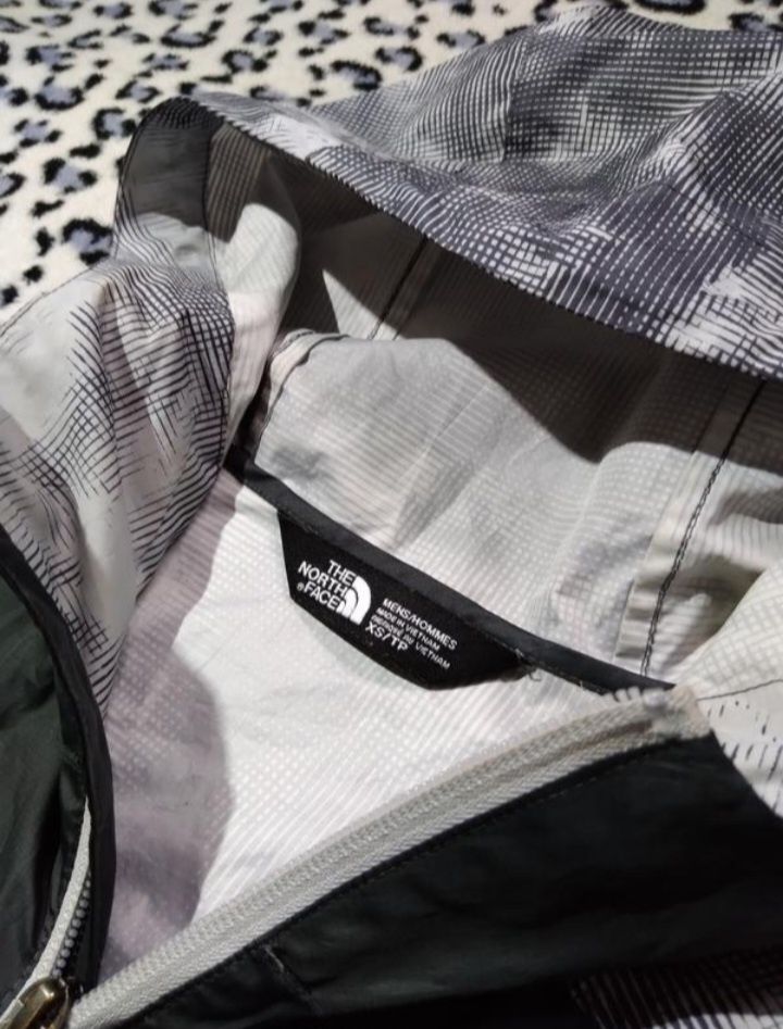 Куртка від бренду The North Face складається у кишеню