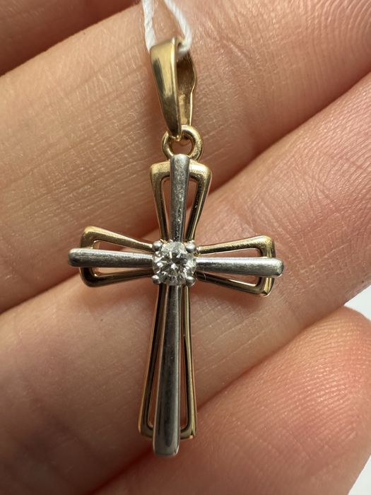 Золотой крестик с бриллиантом
