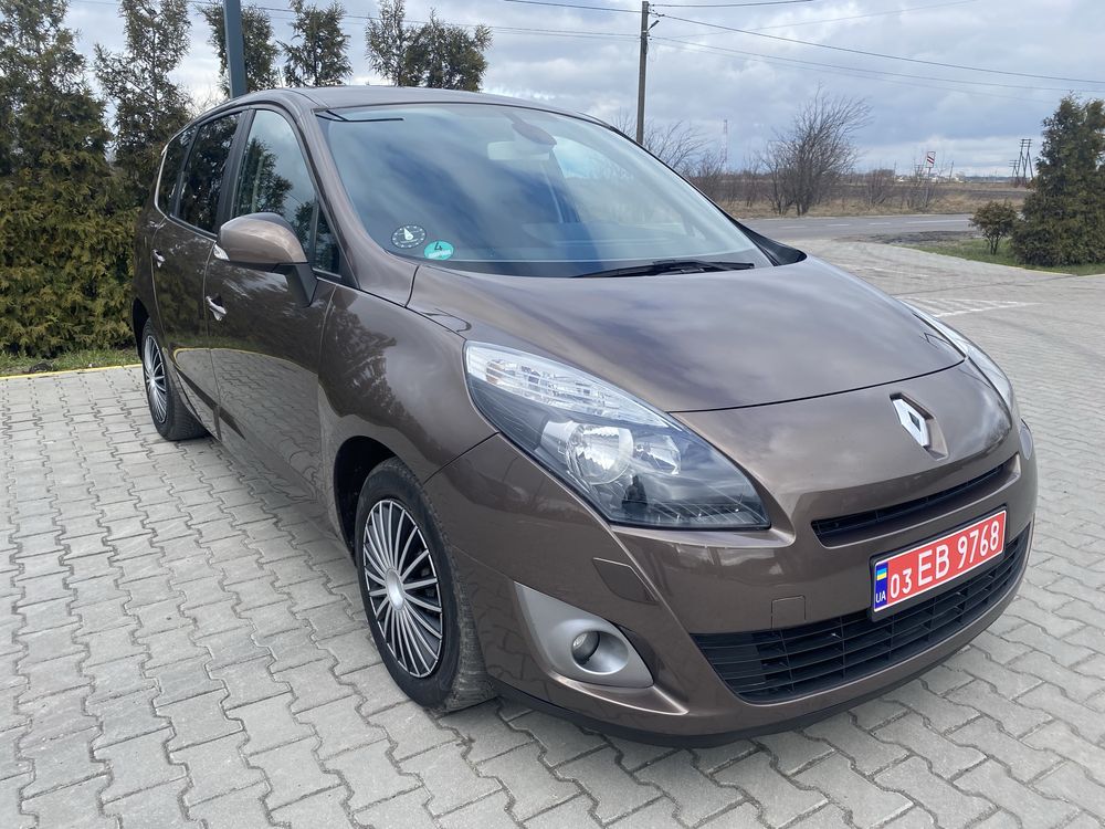 Продам Renault Grand Scenic 2011