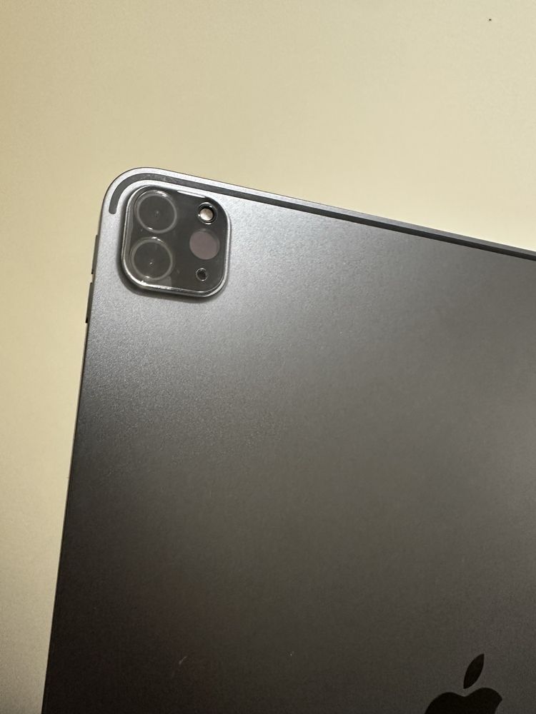 iPad 12.9 (5-gen) + Magic Keyboard - como novo