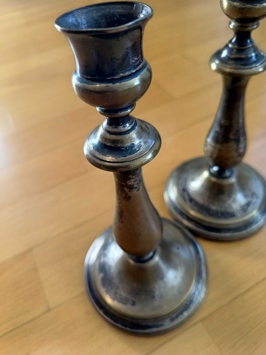 Para starych, francuskich świeczników firmy Christofle.