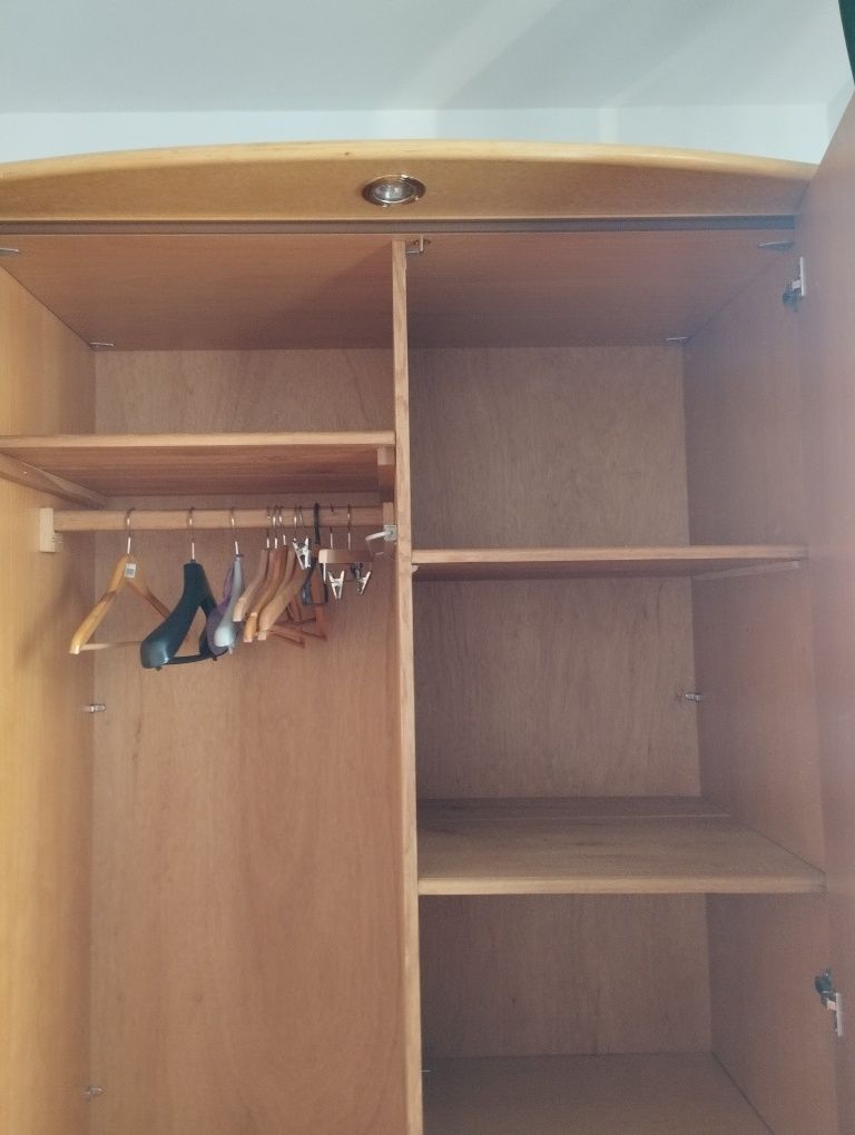 Szafa z rattanowymi drzwiami