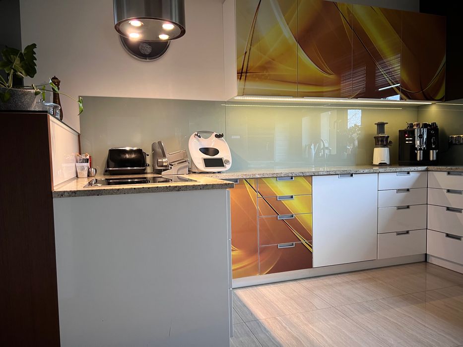 Meble kuchenne, z kamiennymi blatami, białe lakierowane, okucia Blum