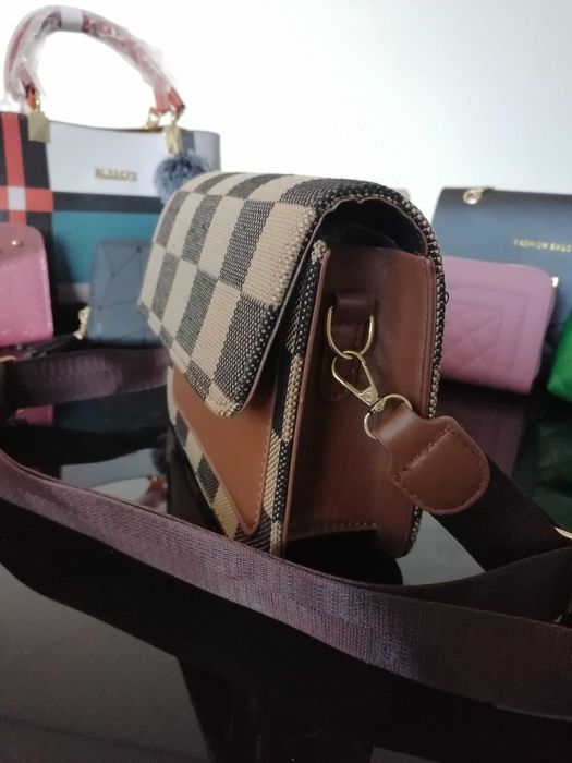 mala cross body xadrez em tons castanhos