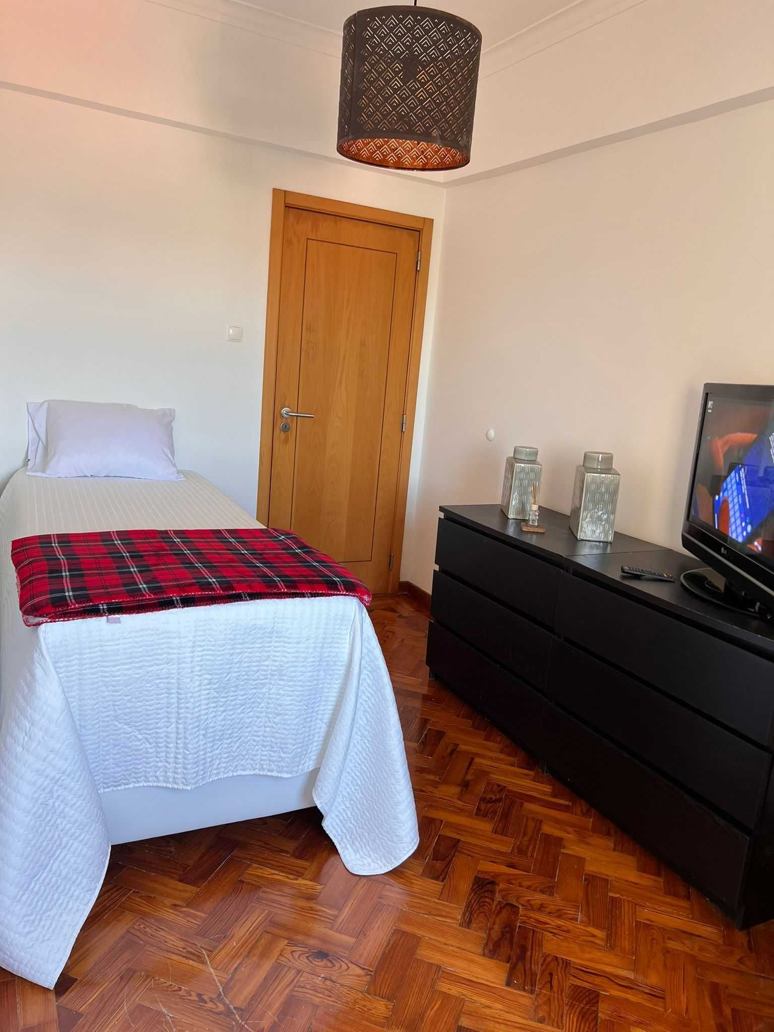 Arrenda se quarto com casa de banho