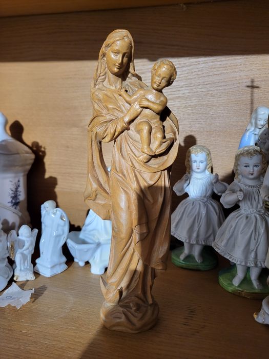 Drewniana rzeźba Matki Bożej Maryja z dzieciątkiem Jezus