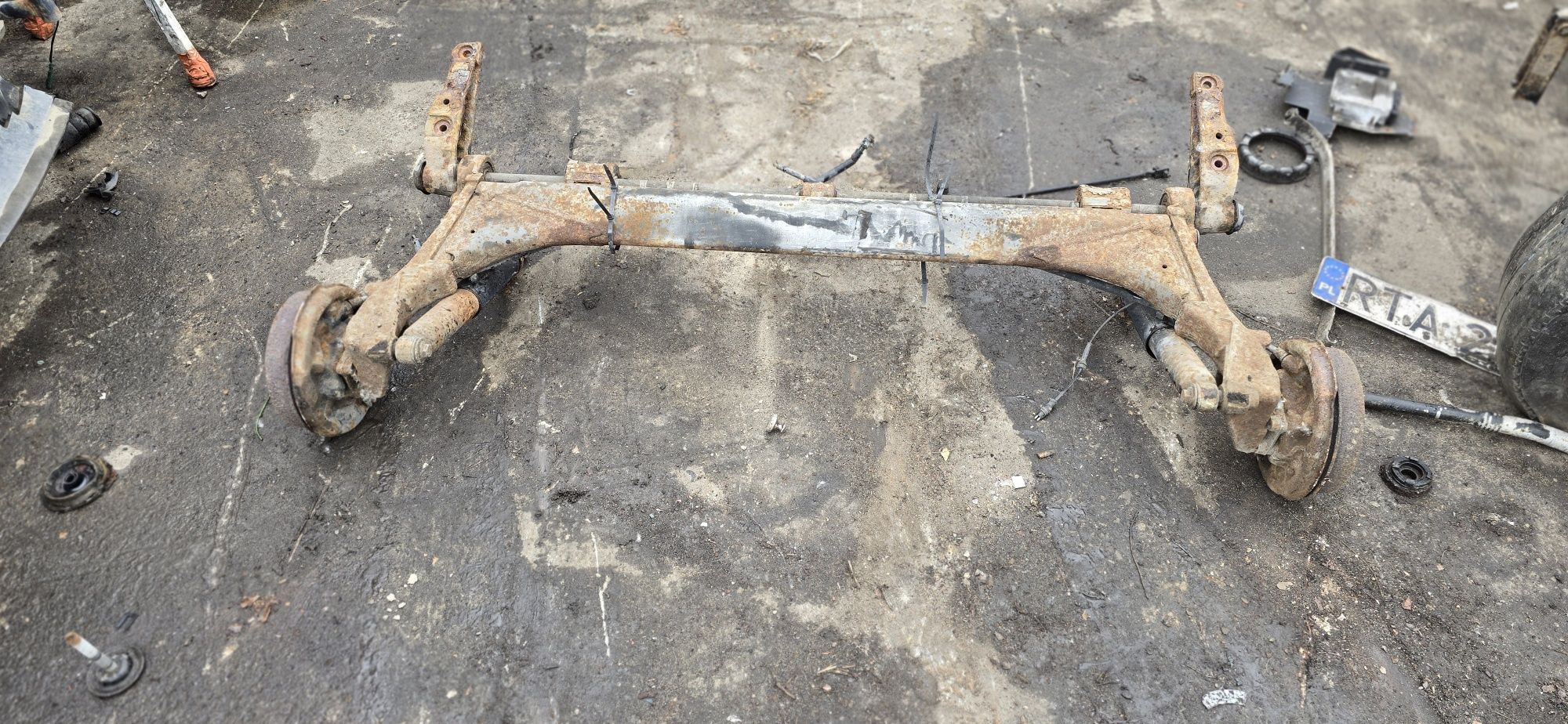 Belka tylna zawieszenie Renault Laguna