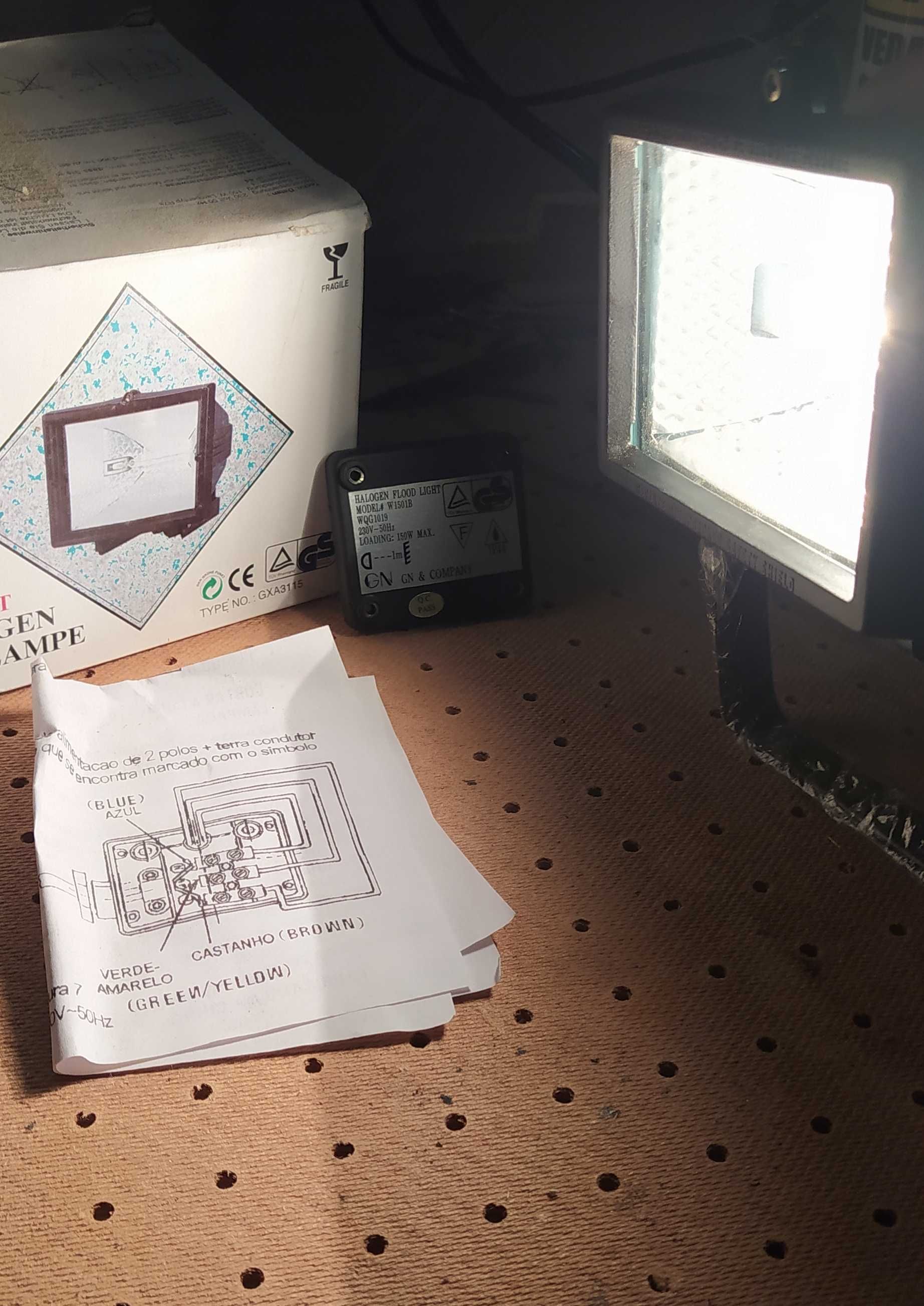 Foco candeeiro de luz de jardim a funcionar medidas 13x9