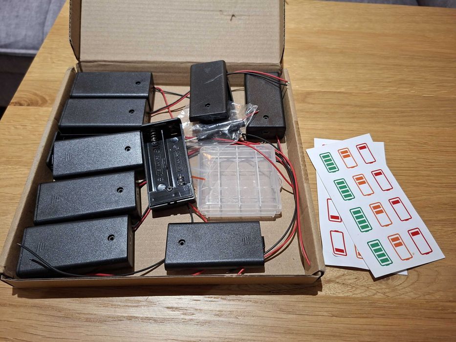 KUOQIY – zestaw 8 uchwytów na baterie AA 2x1,5V z przewodami