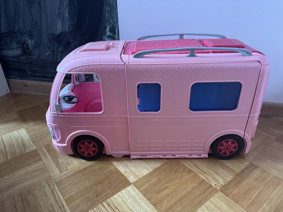 Kamper Barbi z basenem