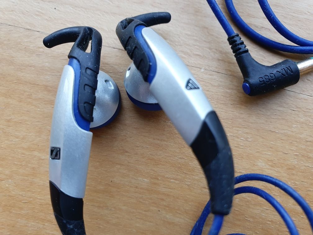 Auriculares desportivos: Sennheiser/Adidas MX 685 Sport.