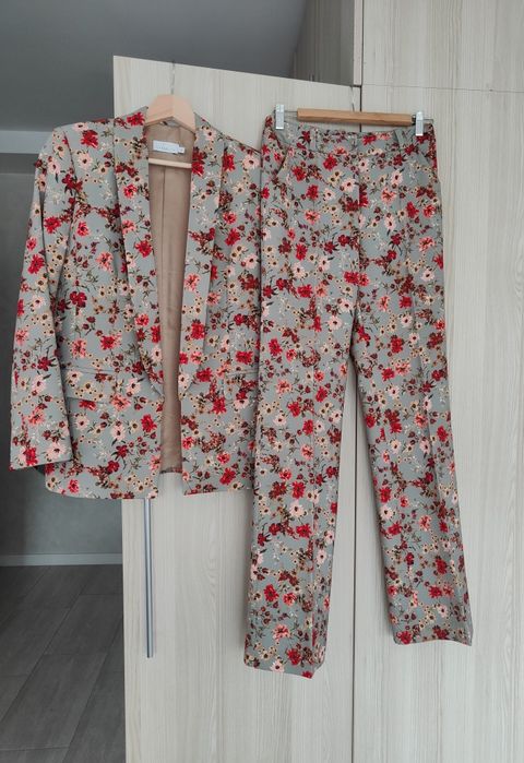 Komplet garnitur w kwiaty Laurella S marynarka spodnie