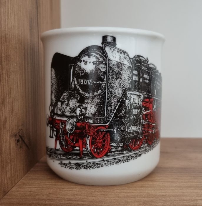 Kubek z pociągiem lokomotywą