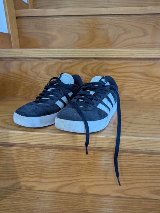 Adidas azuis e brancas. Bom estado. N41