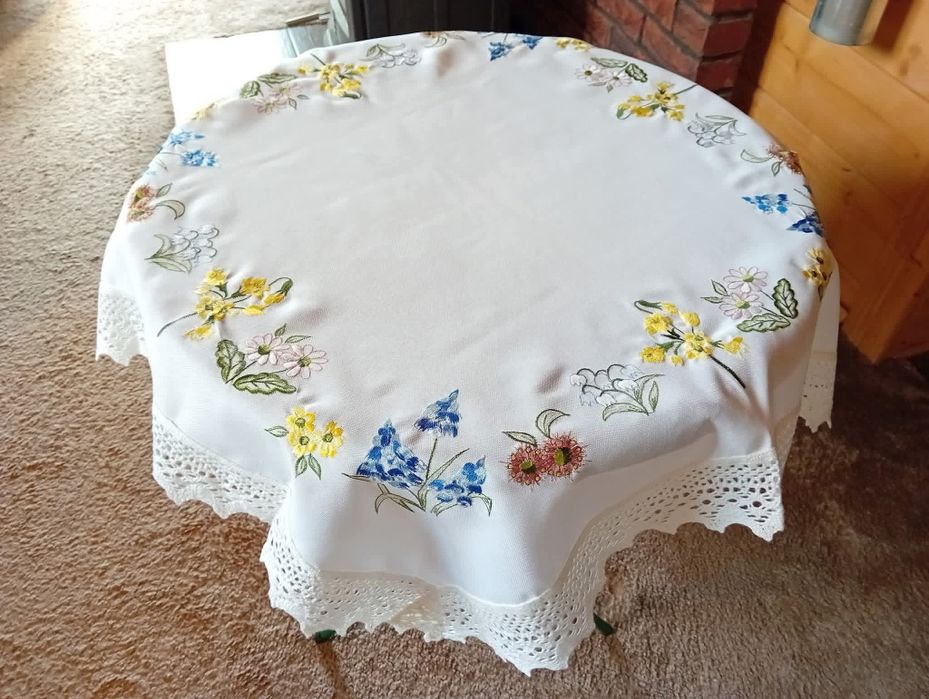 Obrus z haftem kwiatowym