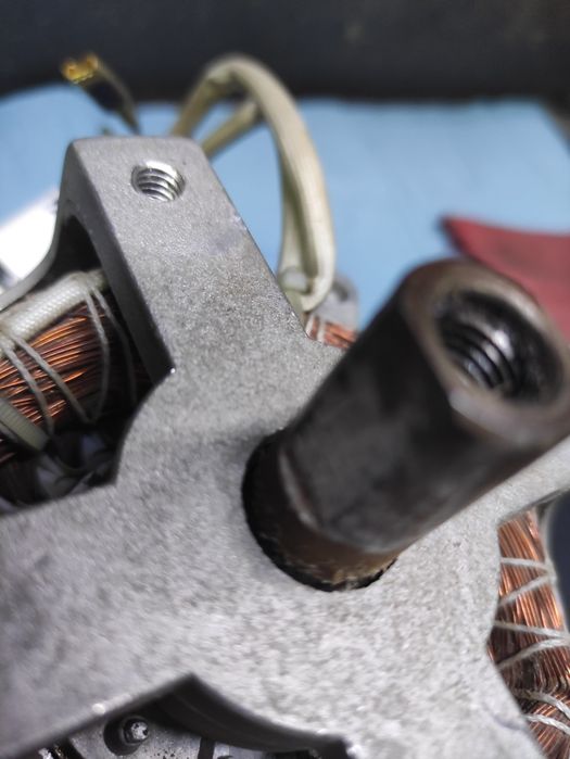 Мотор для газонокосарки.