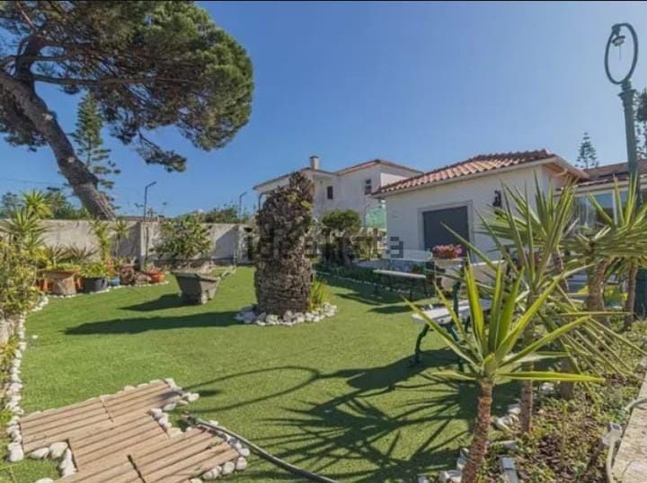 Lagoa de Albufeira. Moradia térrea com estrutura para o segundo andar.
