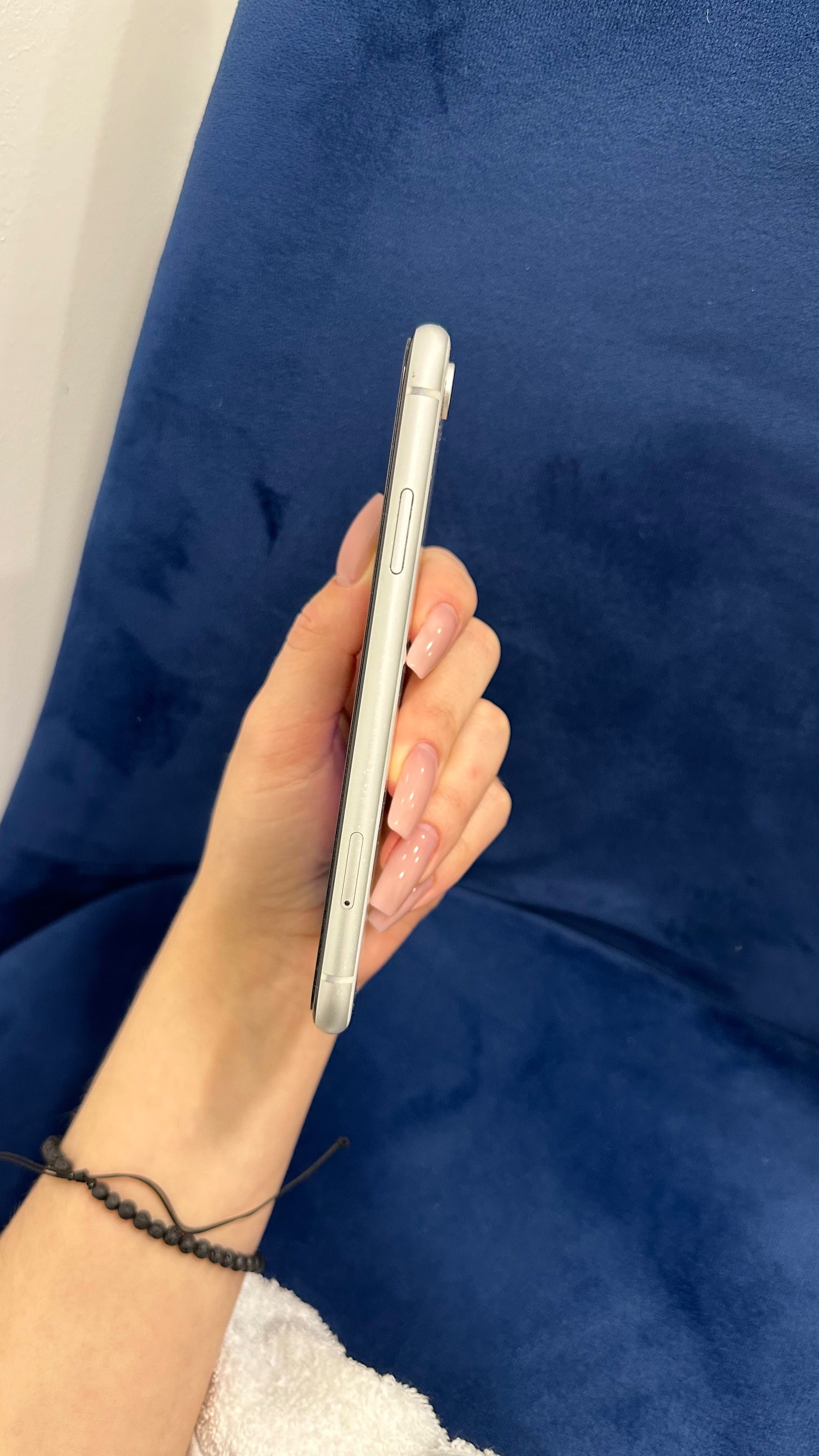 Телефон iPhone XR
