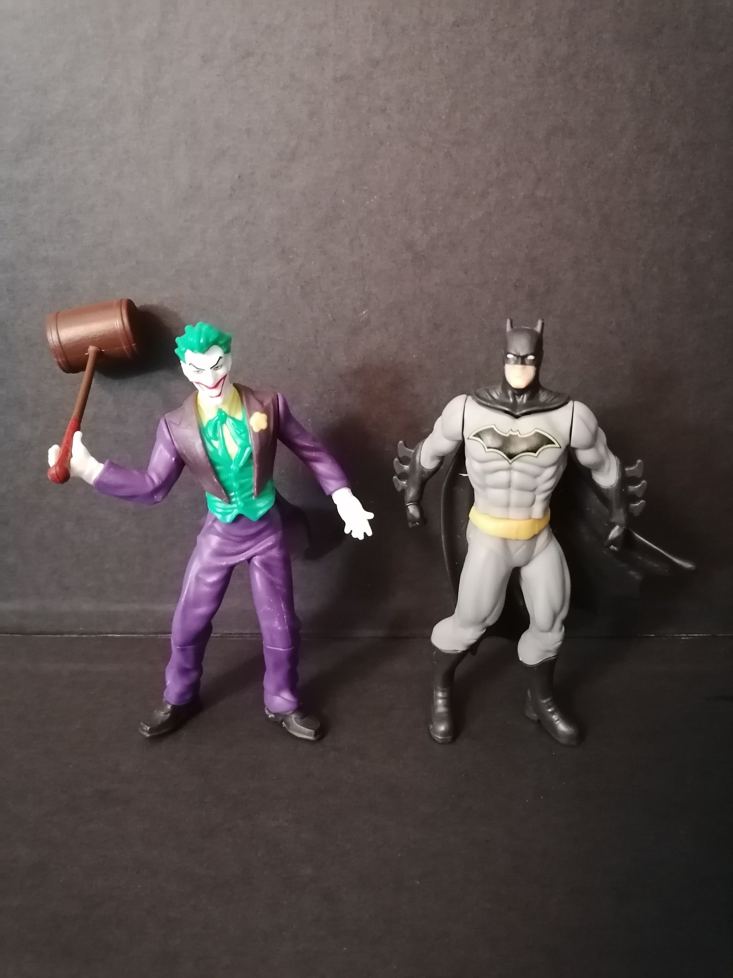 Conjunto de 2 bonecos Batman e Joker
Altura 12 cm. 

Posso vender un